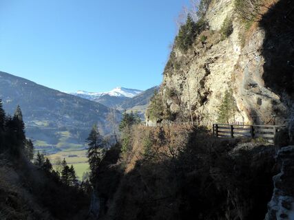 Die spektakuläre Gadaunerer-Schlucht mit dem angeschneiten Silberpfennig im Hintergrund.
