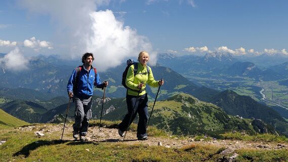 Wanderung Richtung Sonnwendjoch - im Hintergrund das Sonnwendjochhaus