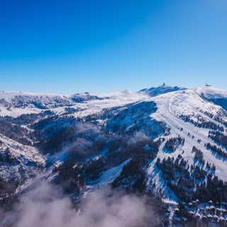 Blick auf die verschneite Koralpe