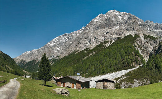 Die Hütten des Campo di Mezzo. Im Hintergrund die Cime di Campo und der Sasso Rotondo