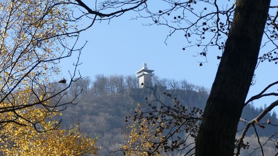 Lausche Turm im Herbst aus Blickrichtung Sonneberg