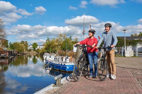 Fahrradfahrer an der Este in Buxtehude