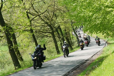 Mototrradfahrer am Nordufer des Schider-Sees