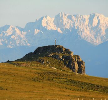 Saualpe/Gipfelkreuz - Gertrusk mit Blick auf die Karawanken
