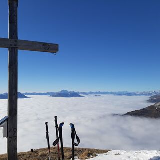 Das Drautal bzw. das Nebelmeer zu Füßen - Gipfelkreuz Stagor