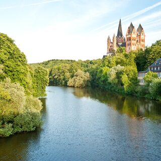 Der Limburger Dom thront oberhalb der Lahn