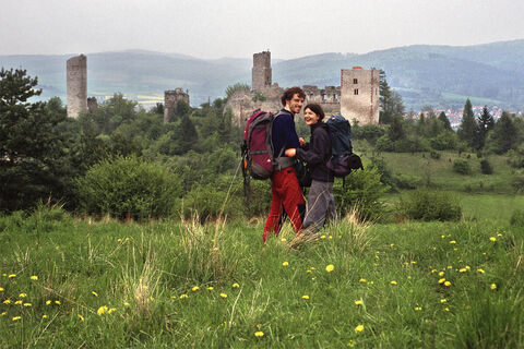 Wanderpaar bei der Ruine Brandenburg