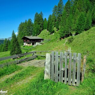 Idealer Ausgangspunkt für anspruchsvolle Kletter-und Bergsteigtouren sowie für gemütliche familienfreundliche Wanderungen.