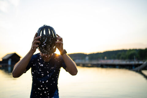 Radfahrer mit Helm am Klopeiner See