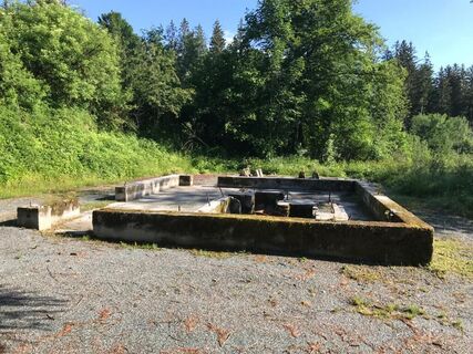 Bergwerkslehrpfad Förderturm Maschinenhaus.jpg