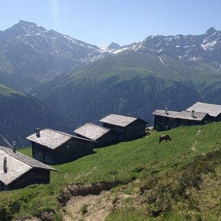 Zalöner Hütten mit Ausblick auf den Piz Beverin