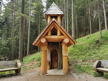 Glückskapelle am Holzskulpturenweg_Naturpark Almenland_Oststeiermark