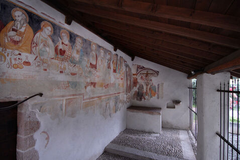 Eingangsportal der Kirche des Heiligen Apollinaris in Prabi