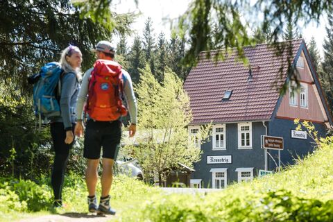 Wanderer kurz vor Bahnhof Rennsteig
