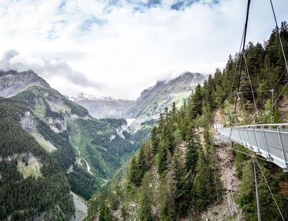 Fußgängerbrücke über die Suone „Bisse du Ro“