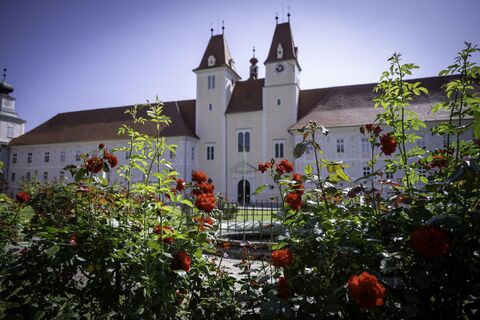 Stift Vorau mit Rosen_Oststeiermark