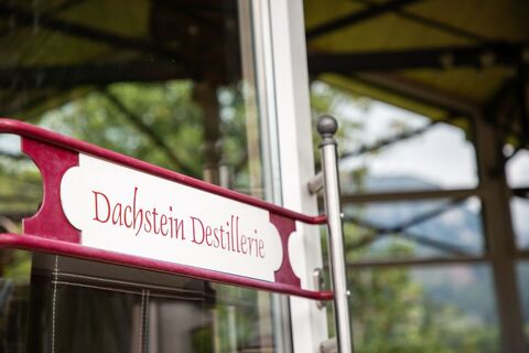 Die hauseigene Destillerie verspricht höchste Qualität.