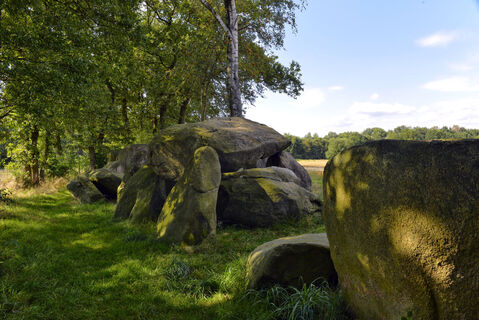 Großsteingräber und Steinreihe bei Hekese
