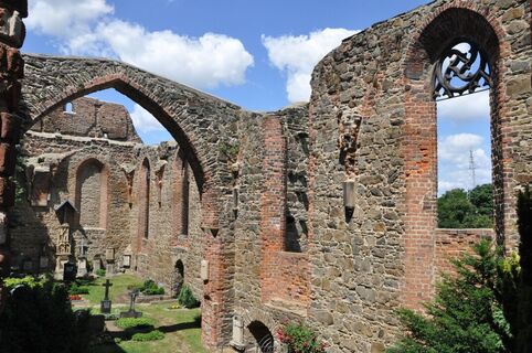 Ruine der Nicolaikirche mit dem sorbisch-katholischen Friedhof