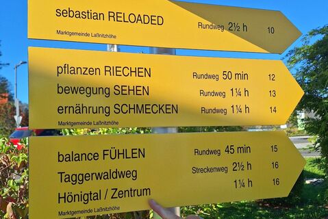 Der Weg ist durchgehend markiert und beschildert