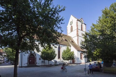 Kirche St.Michael mit Brunnen