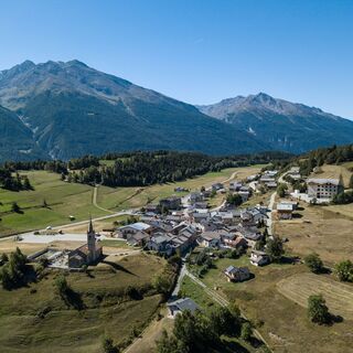 Luftaufnahme von Val Cenis Sardières mit Blick auf den Gipfel von Longecote