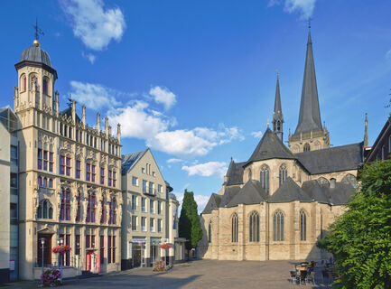 Großer Markt mit Historischer Rathausfassade und Willibrord-Dom
