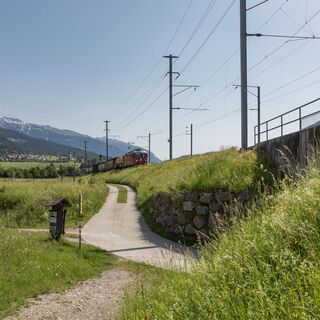 Wanderweg entlang von der Bahnlinie