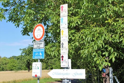 Nordic Walking-Beschilderung an der Ecke Kraichgaustraße/Prof.-Kurt-Sauer-Straße neben Eisenbahn-Freunde Bad Schönborn e.V.