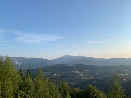 Ausblick während der Wanderung auf Rax und Schnneeberg