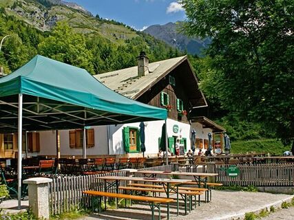 Arzler Alm mit Blick auf die Berge