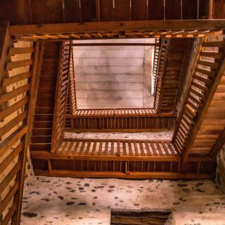 Treppen zur Aussichtsplattform am Feuerturm der Burgruine Kirchschlag
