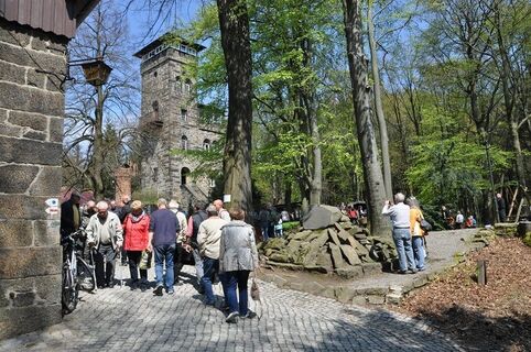 Aussichtsturm und Bergbaude auf dem Czorneboh