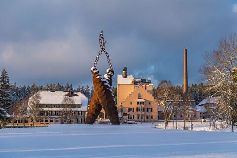 Zapfenskulptur vor Rothaus Brauerei