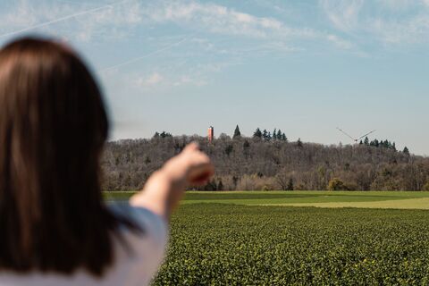 Zum Fuße des Burgbergs – Während des Rundwegs ist der Burgbergturm kaum zu übersehen