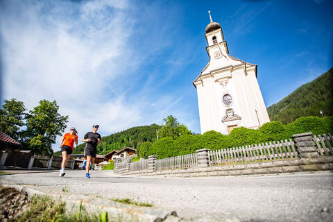 Vorbei geht's an der Flachauer Kirche