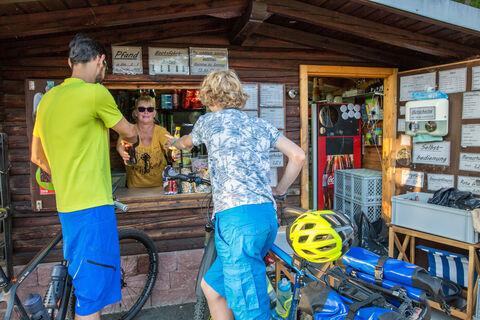 Radfahrer machen Rast am Schömberger Stausee