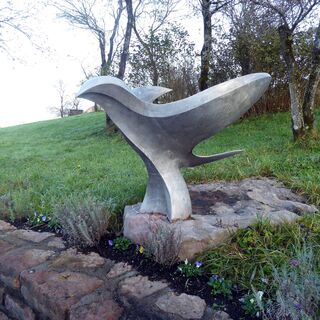 Die Skulptur der HTL Hallein erinnert an eine Flugzeugtragödie am Ende des II. Weltkriegs.