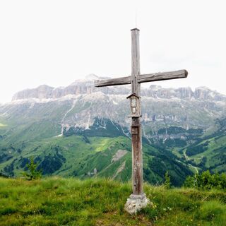 Croce del Pizac vor der Kulisse der Sella-Gruppe