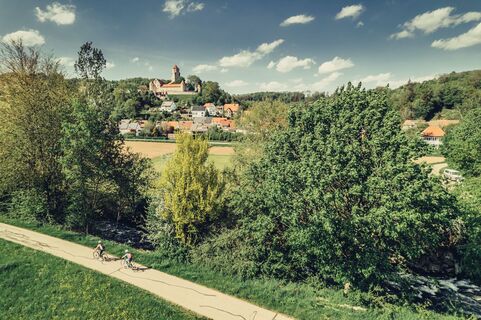 Ostalb-Radrunde V2 - Radfahrer vor Burg Niederalfingen Hüttlingen-Niederalfingen