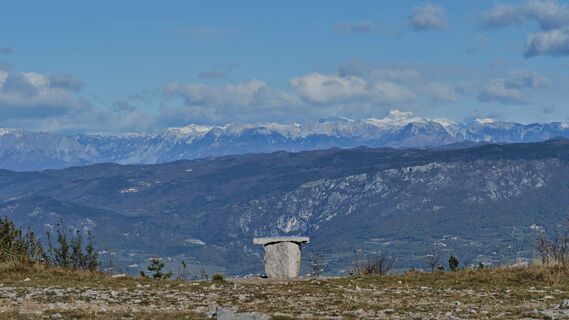 Trstelj (643 m); Blick zum Triglav (2864 m), dem höchsten Gipfel der Julischen Alpen und dem höchsten Berg Sloweniens.