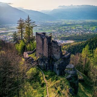 Drohnenaufnahme des Wildschloss mit Aussicht auf das Rheintal