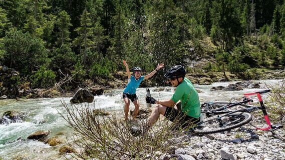 Gravelbike - Erfrischung an der Leutascher Ache.jpg