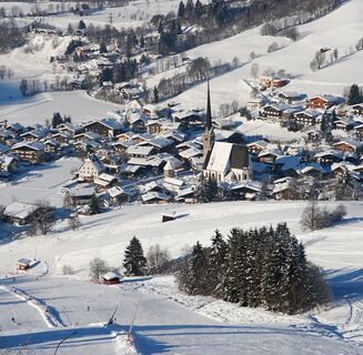 Blick auf das verschneite Maria Alm