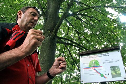 Den Umgang mit der Wünschelrute darf gerne ausprobiert werden
