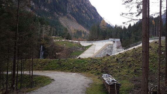 Stausperre beim Blausee