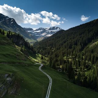 Meliorationsstrasse mit Sicht Richtung Peil und Illagrass