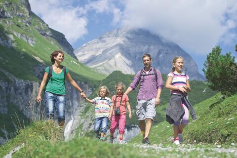 Familie beim Wandern in der Ferienregion Flims Laax Falera