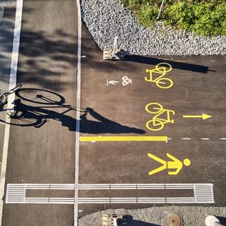 Entlang des Freigleises, dem früheren Bahntrassee der Zentralbahn