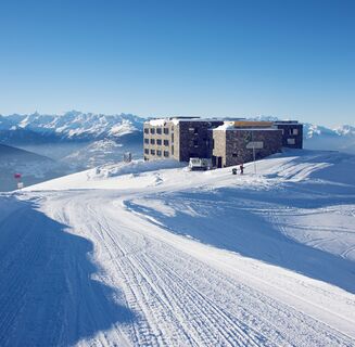 Hotel Chetzeron am Weg der Winterwanderung Cry d'Er - Crans-Montana